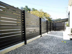 Value Selectのフェンス・柵・塀 モクアルフェンス 横板タイプ 2段支柱 自立建て用（パネル2段） 施工例