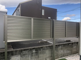 のフェンス・柵 ミエーネフェンス 目隠しルーバータイプ 2段支柱 自立建て用（パネル1段） 施工例