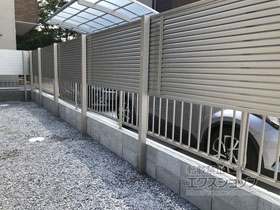 のフェンス・柵 ミエーネフェンス 目隠しルーバータイプ 2段支柱 自立建て用（パネル1段） 施工例