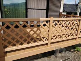 YKKAPのウッドデッキ リウッドデッキ 200＋ リウッドデッキフェンス2型 ラチス格子 施工例