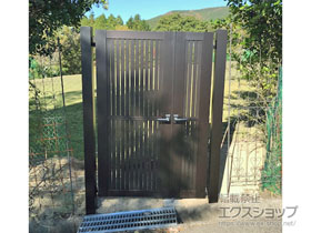 の門扉 シンプレオ門扉4型 縦太格子 両開き親子 高尺タイプ 門柱使用 施工例