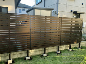 のフェンス・柵 シンプレオフェンスSY1型 横半目隠し 2段支柱 自立建て用（パネル2段） 施工例