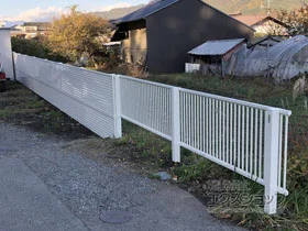 Value Selectの エーネフェンス 目隠しルーバータイプ 2段支柱 自立建て用（パネル1段・2段） 施工例
