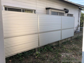 のフェンス・柵 ミエーネフェンス 目隠しルーバータイプ 2段支柱 自立建て用（パネル2段） 施工例