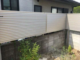 Value Selectのフェンス・柵・塀 ミエーネフェンス 目隠しルーバータイプ 自由柱施工 施工例