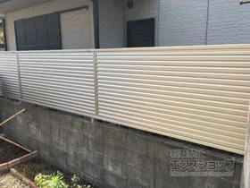 Value Selectの ミエーネフェンス 目隠しルーバータイプ 自由柱施工 施工例