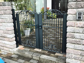 の門扉 キャスモア4型 両開き 門柱タイプ 施工例