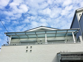 のバルコニー・ベランダ屋根 ヴェクターテラス F型 屋根タイプ 連棟 積雪〜20cm対応 施工例