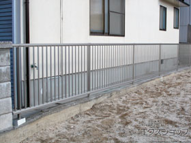 のフェンス・柵 シンプレオフェンスT1型 縦格子22本 自由柱施工 施工例