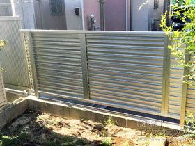 のフェンス・柵 ミエーネフェンス 目隠しルーバー 自由柱施工 施工例