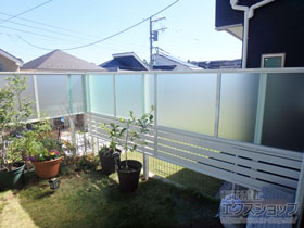 のフェンス・柵 シンプレオフェンスP1型+＜下段＞シンプレオフェンスSY1型 2段支柱 自立建て用（パネル2段） 施工例