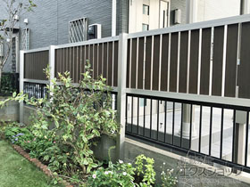 のフェンス・柵 ルシアスフェンスH01型 たて板格子 木調カラー　2段支柱　自由柱建て用(パネル1段) 施工例