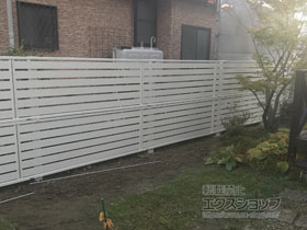 のフェンス・柵 シンプレオフェンスSY1型 横半目隠し 2段支柱 自立建て用（パネル2段） 施工例