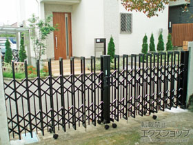 のカーゲート イノーバP ペットガード 両開きタイプ 40W(20S+20M)*キャスタータイプ 施工例