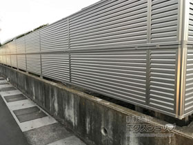 のフェンス・柵 ミエーネフェンス 目隠しルーバータイプ 2段支柱 自立建て用（パネル2段） 施工例