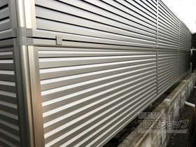 のフェンス・柵 ミエーネフェンス 目隠しルーバータイプ 2段支柱 自立建て用（パネル2段） 施工例