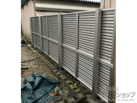 のフェンス・柵 ミエーネフェンス 目隠しルーバータイプ 2段支柱 自立建て用（パネル2段） 施工例