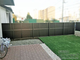 のフェンス・柵 ミエーネフェンス 目隠しルーバータイプ 2段支柱 自立建て用（パネル2段） 施工例