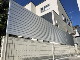 のフェンス・柵 ミエーネフェンス 目隠しルーバータイプ 自由柱施工 施工例
