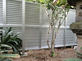 のフェンス・柵 ミエーネフェンス 目隠しルーバータイプ 2段支柱 自立建て用（パネル2段） 施工例
