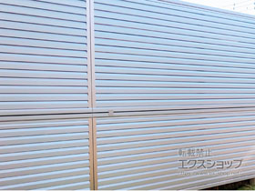 のフェンス・柵 ミエーネフェンス 目隠しルーバータイプ 2段支柱 自立建て用（パネル2段） 施工例