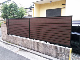 のフェンス・柵 ルシアスフェンスF02型 横目隠し 木調カラー 自由柱施工 施工例