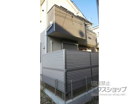 のフェンス・柵 ミエーネフェンス 目隠しルーバータイプ 2段支柱 自立建て用（パネル2段） 施工例