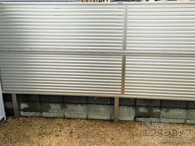 のフェンス・柵 ミエーネフェンス 目隠しルーバータイプ 2段支柱 自立建て用（パネル2段） 施工例