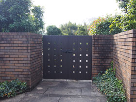 の門扉 ルシアス門扉AK01型 小窓 両開き 木調カラー 門柱使用 施工例