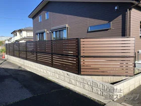 Value Selectのフェンス・柵・塀 モクアルフェンス 横板タイプ 2段支柱 自立建て用（パネル2段） 施工例