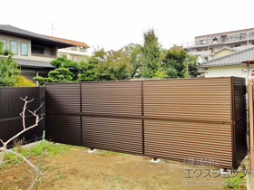 のフェンス・柵 ミエーネフェンス 目隠しルーバータイプ 2段支柱 自立建て用（パネル1段） 施工例