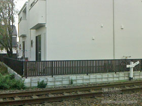 のフェンス・柵 ルシアスフェンスF03型 たて半目隠し 木調カラー 自由柱施工 施工例