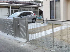 YKKAPの門扉 シンプレオ門扉3型 横太格子 両開き親子 機能子扉仕様 門柱使用 施工例