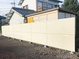 のフェンス・柵 ミエーネフェンス 目隠しルーバータイプ 2段支柱 自立建て用（パネル2段） 施工例