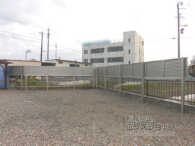 のフェンス・柵 ミエーネフェンス 目隠しルーバータイプ 2段支柱 自立建て用（パネル1段） 施工例
