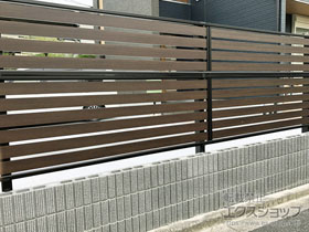 のフェンス・柵 モクアルフェンス 横板タイプ 2段支柱 自立建て用（パネル2段） 施工例