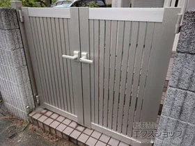 YKKAPの門扉 シンプレオ門扉4型 縦太格子 両開き 門柱使用 施工例