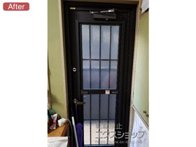 の玄関ドア リシェント勝手口ドア 断熱仕様 Low-E複層 ランマ無（左吊元）L型（縦格子） 施工例