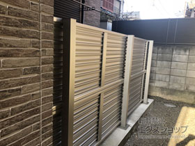 のフェンス・柵 ミエーネフェンス 目隠しルーバータイプ 2段支柱 自立建て用（パネル2段） 施工例