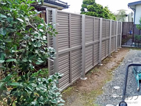 のフェンス・柵 ミエーネフェンス 目隠しルーバータイプ 2段支柱 自立建て用(パネル2段) 施工例