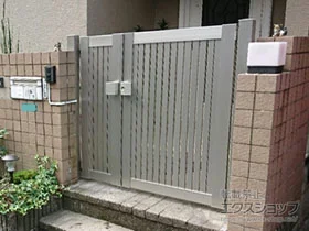 YKKAPの門扉 シンプレオ門扉4型 縦太格子 両開き親子 門柱使用 施工例