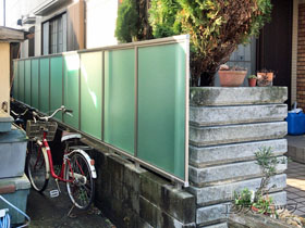 のフェンス・柵 シンプレオフェンスP1型 目隠しポリカパネル 自由柱タイプ 施工例