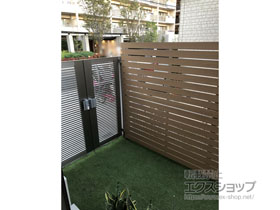 のフェンス・柵 ルシアスフェンスH02型 横板格子 木調カラー 2段支柱 自立建て用（パネル2段） 施工例