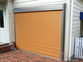 のガレージシャッター ガレージシャッタークワトロ 電動式 外部付タイプ 木目調 施工例