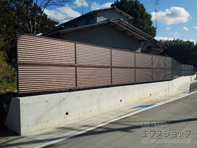 のフェンス・柵 ミエーネフェンス 目隠しルーバータイプ 2段支柱 自立建て用（パネル2段） 施工例