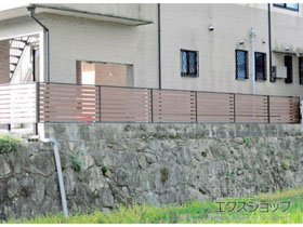 のフェンス・柵 モクアルフェンス 横板タイプ 2段支柱 自立建て用(パネル1段) 施工例