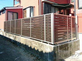 のウッドデッキ ルシアスフェンスF04型 横板 木目カラー 自由柱施工 施工例