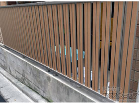 フェンス ルシアスフェンスF03型 たて半目隠し 木調カラー自由柱施工 施工例
