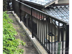 のフェンス・柵 ミエッタフェンス 防犯たて格子タイプ 自由柱施工 施工例