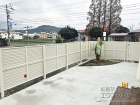 のフェンス・柵 シンプレオフェンス5型 横目隠し 2段支柱 自立建て用*パネル2段 施工例